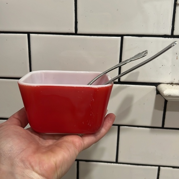 Small red Pyrex fridge keeper - Picture 2 of 5